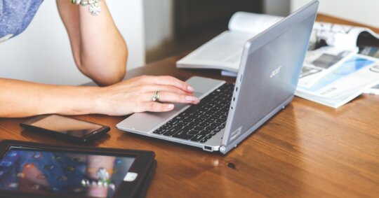 woman on laptop with ipad opting out of peoplelooker
